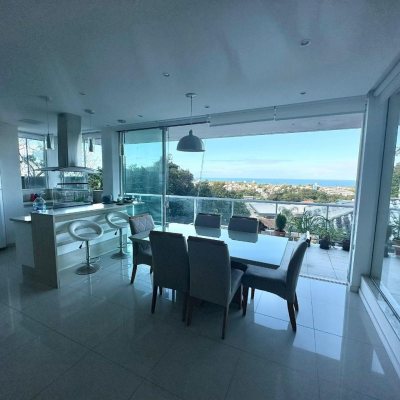 Casa Residencial com 350m², 3 quartos, 3 suítes, 4 garagens, no bairro Morro Das Pedras em Florianópolis