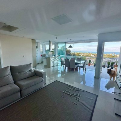 Casa Residencial com 350m², 3 quartos, 3 suítes, 4 garagens, no bairro Morro Das Pedras em Florianópolis