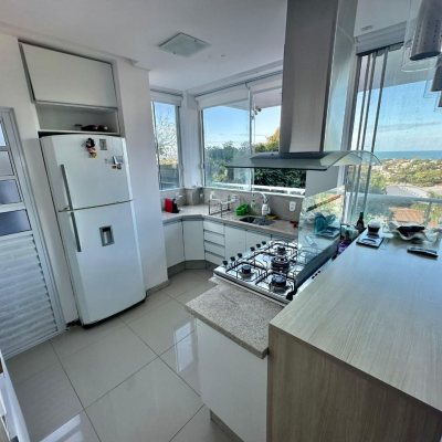 Casa Residencial com 350m², 3 quartos, 3 suítes, 4 garagens, no bairro Morro Das Pedras em Florianópolis