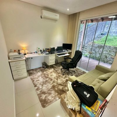 Casa Residencial com 350m², 3 quartos, 3 suítes, 4 garagens, no bairro Morro Das Pedras em Florianópolis