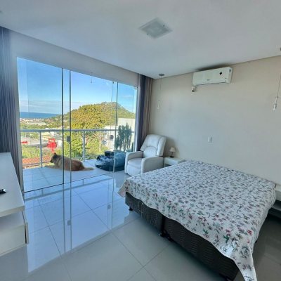 Casa Residencial com 350m², 3 quartos, 3 suítes, 4 garagens, no bairro Morro Das Pedras em Florianópolis