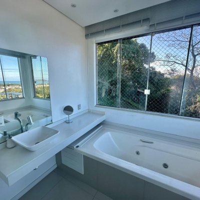 Casa Residencial com 350m², 3 quartos, 3 suítes, 4 garagens, no bairro Morro Das Pedras em Florianópolis