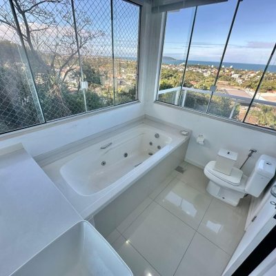 Casa Residencial com 350m², 3 quartos, 3 suítes, 4 garagens, no bairro Morro Das Pedras em Florianópolis