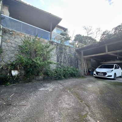 Casa Residencial com 350m², 3 quartos, 3 suítes, 4 garagens, no bairro Morro Das Pedras em Florianópolis
