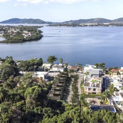 Casa em Condomínio com 141m², 2 quartos, 2 suítes, 2 garagens, no bairro Lagoa Da Conceição em Florianópolis