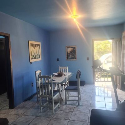 Casa Residencial com 150m², 4 quartos, 1 suíte, 2 garagens, no bairro São João Do Rio Vermelho em Florianópolis