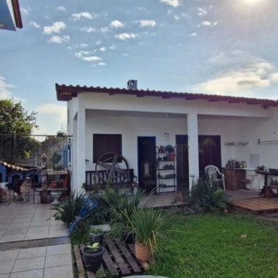 Casa Residencial com 150m², 4 quartos, 1 suíte, 2 garagens, no bairro São João Do Rio Vermelho em Florianópolis