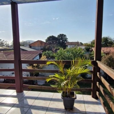 Casa Residencial com 150m², 4 quartos, 1 suíte, 2 garagens, no bairro São João Do Rio Vermelho em Florianópolis