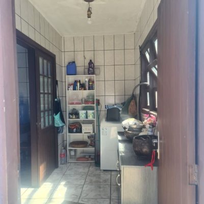 Casa Residencial com 150m², 4 quartos, 1 suíte, 2 garagens, no bairro São João Do Rio Vermelho em Florianópolis