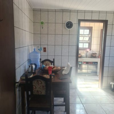 Casa Residencial com 150m², 4 quartos, 1 suíte, 2 garagens, no bairro São João Do Rio Vermelho em Florianópolis