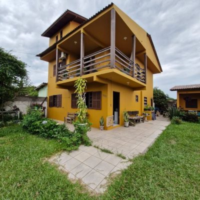 Casa Residencial com 150m², 4 quartos, 1 suíte, 2 garagens, no bairro São João Do Rio Vermelho em Florianópolis