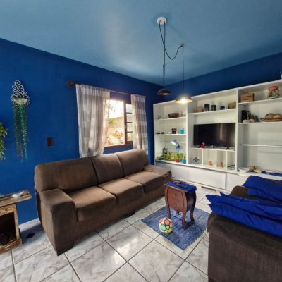 Casa Residencial com 150m², 4 quartos, 1 suíte, 2 garagens, no bairro São João Do Rio Vermelho em Florianópolis