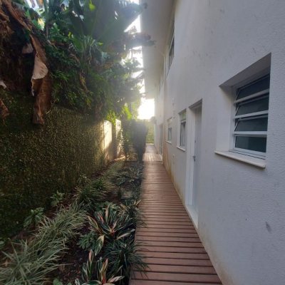 Predio com 475m², 8 garagens, no bairro Canasvieiras em Florianópolis