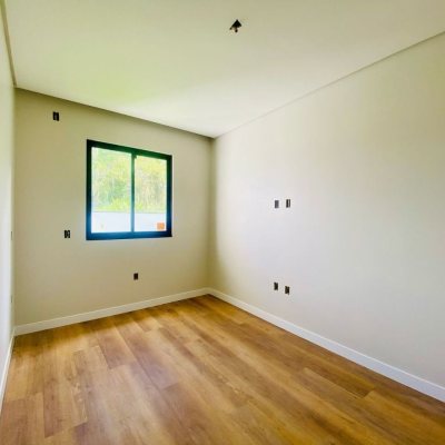 Casa Residencial com 128m², 3 quartos, 1 suíte, 2 garagens, no bairro Sertão Do Maruim em São José