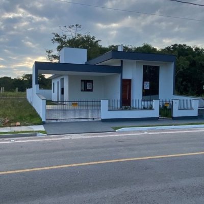 Casa Residencial com 128m², 3 quartos, 1 suíte, 2 garagens, no bairro Sertão Do Maruim em São José