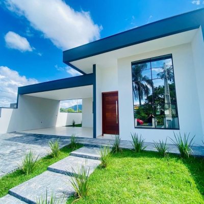 Casa Residencial com 128m², 3 quartos, 1 suíte, 2 garagens, no bairro Sertão Do Maruim em São José