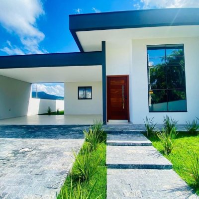 Casa Residencial com 128m², 3 quartos, 1 suíte, 2 garagens, no bairro Sertão Do Maruim em São José