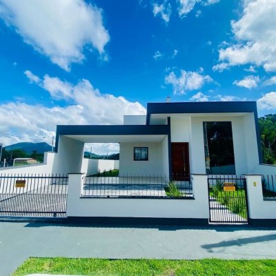 Casa Residencial com 128m², 3 quartos, 1 suíte, 2 garagens, no bairro Sertão Do Maruim em São José