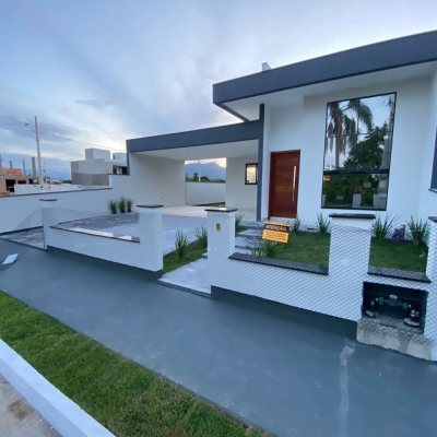 Casa Residencial com 128m², 3 quartos, 1 suíte, 2 garagens, no bairro Sertão Do Maruim em São José