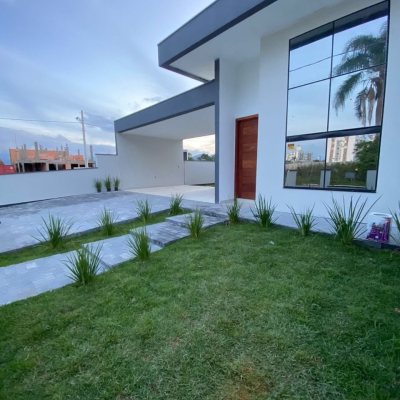 Casa Residencial com 128m², 3 quartos, 1 suíte, 2 garagens, no bairro Sertão Do Maruim em São José