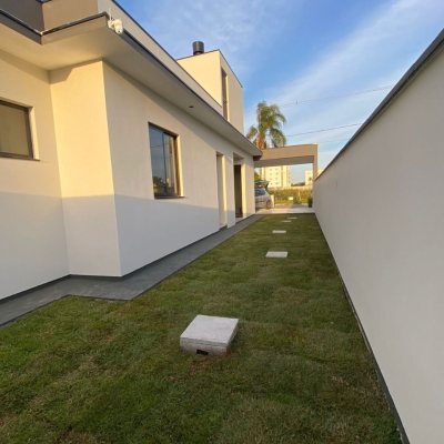 Casa Residencial com 128m², 3 quartos, 1 suíte, 2 garagens, no bairro Sertão Do Maruim em São José