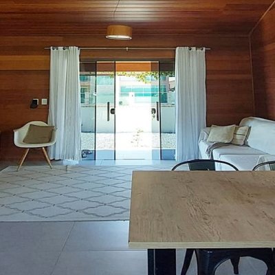 Casa Residencial com 59m², 2 quartos, 5 garagens, no bairro Praia de Fora em Palhoça
