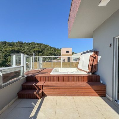 Cobertura com 159m², 3 quartos, 1 suíte, 2 garagens, no bairro Jurerê em Florianópolis