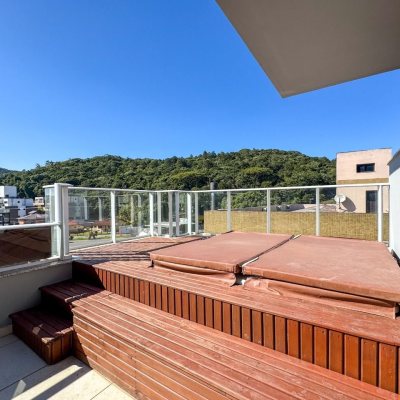 Cobertura com 159m², 3 quartos, 1 suíte, 2 garagens, no bairro Jurerê em Florianópolis