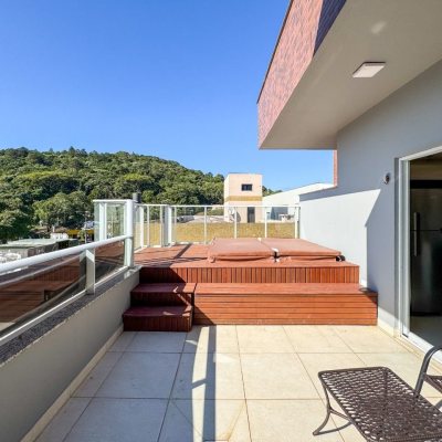 Cobertura com 159m², 3 quartos, 1 suíte, 2 garagens, no bairro Jurerê em Florianópolis