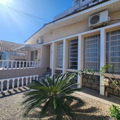 Casa Residencial com 120m², 3 quartos, 1 suíte, 1 garagem, no bairro Centro em Florianópolis