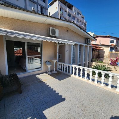 Casa Residencial com 120m², 3 quartos, 1 suíte, 1 garagem, no bairro Centro em Florianópolis
