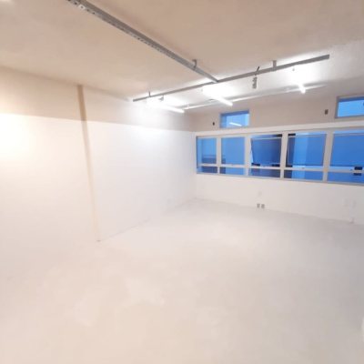 Sala com 32m², no bairro Centro em Florianópolis