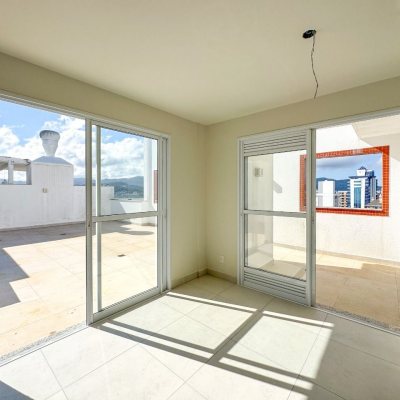 Cobertura com 156m², 3 quartos, 1 suíte, 2 garagens, no bairro Agronômica em Florianópolis