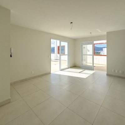 Cobertura com 156m², 3 quartos, 1 suíte, 2 garagens, no bairro Agronômica em Florianópolis