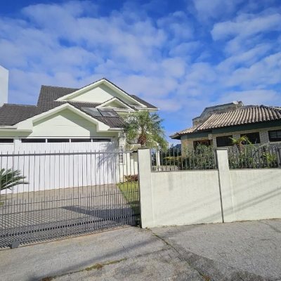 Casa Residencial com 233m², 4 quartos, 1 suíte, 2 garagens, no bairro João Paulo em Florianópolis