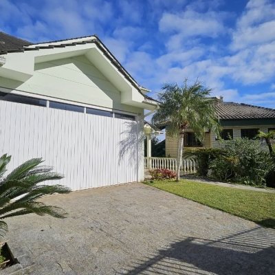 Casa Residencial com 233m², 4 quartos, 1 suíte, 2 garagens, no bairro João Paulo em Florianópolis