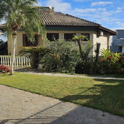 Casa Residencial com 233m², 4 quartos, 1 suíte, 2 garagens, no bairro João Paulo em Florianópolis