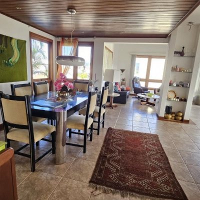 Casa Residencial com 233m², 4 quartos, 1 suíte, 2 garagens, no bairro João Paulo em Florianópolis