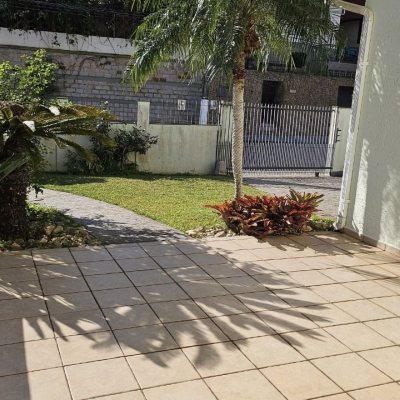 Casa Residencial com 233m², 4 quartos, 1 suíte, 2 garagens, no bairro João Paulo em Florianópolis