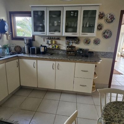 Casa Residencial com 233m², 4 quartos, 1 suíte, 2 garagens, no bairro João Paulo em Florianópolis