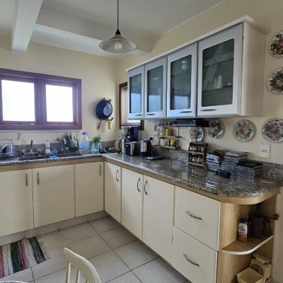 Casa Residencial com 233m², 4 quartos, 1 suíte, 2 garagens, no bairro João Paulo em Florianópolis