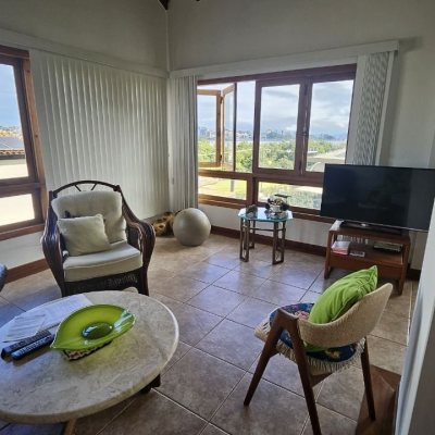 Casa Residencial com 233m², 4 quartos, 1 suíte, 2 garagens, no bairro João Paulo em Florianópolis