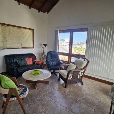 Casa Residencial com 233m², 4 quartos, 1 suíte, 2 garagens, no bairro João Paulo em Florianópolis