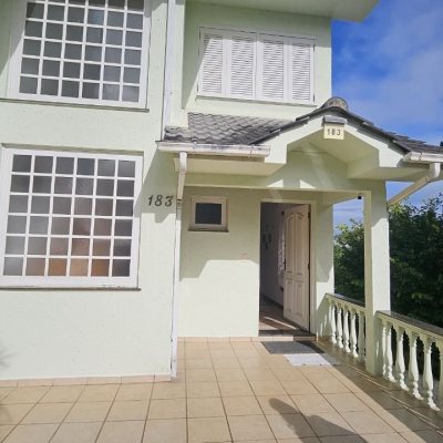 Casa Residencial com 233m², 4 quartos, 1 suíte, 2 garagens, no bairro João Paulo em Florianópolis