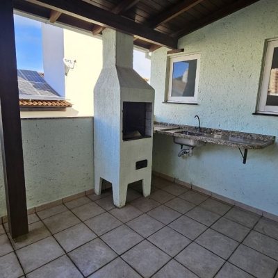 Casa Residencial com 233m², 4 quartos, 1 suíte, 2 garagens, no bairro João Paulo em Florianópolis