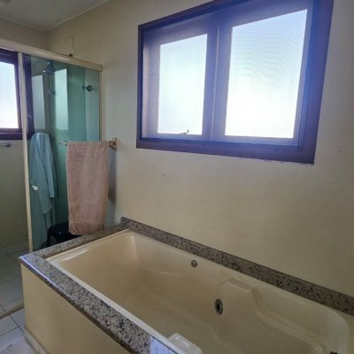 Casa Residencial com 233m², 4 quartos, 1 suíte, 2 garagens, no bairro João Paulo em Florianópolis