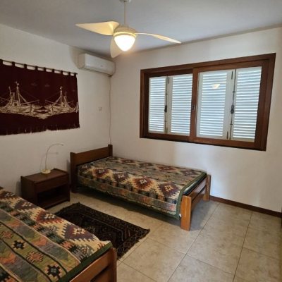 Casa Residencial com 233m², 4 quartos, 1 suíte, 2 garagens, no bairro João Paulo em Florianópolis