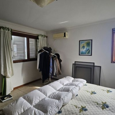 Casa Residencial com 233m², 4 quartos, 1 suíte, 2 garagens, no bairro João Paulo em Florianópolis