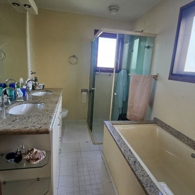 Casa Residencial com 233m², 4 quartos, 1 suíte, 2 garagens, no bairro João Paulo em Florianópolis