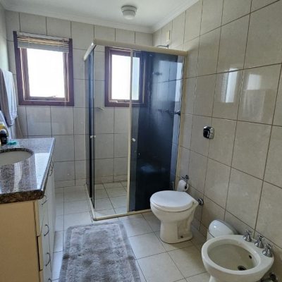 Casa Residencial com 233m², 4 quartos, 1 suíte, 2 garagens, no bairro João Paulo em Florianópolis